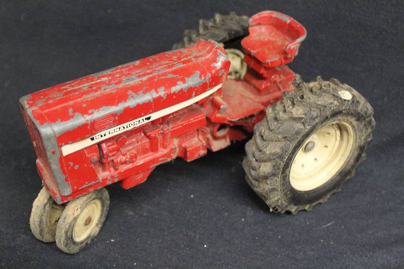 lot 40 image: Red Tractor