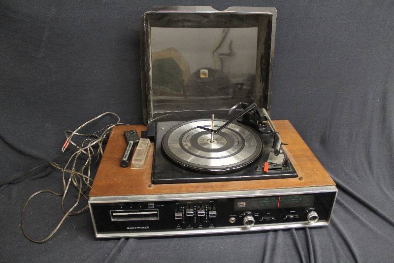 lot 51 image: Stereo Receiver and Turn Table