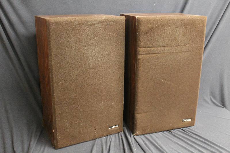 lot 57 image: Floor Speakers