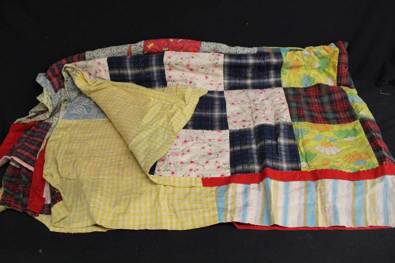 lot 72 image: Quilt