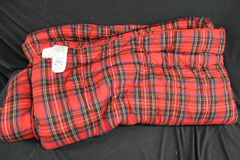 lot 77 image: Comforter