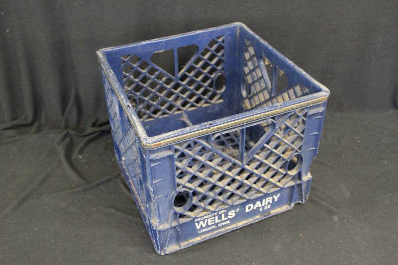 lot 105 image: Blue Crate