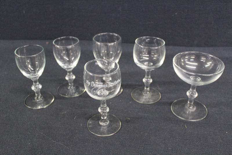 lot 126 image: Glasses