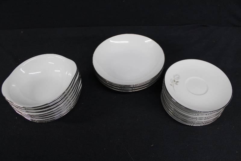 lot 147 image: Dishes