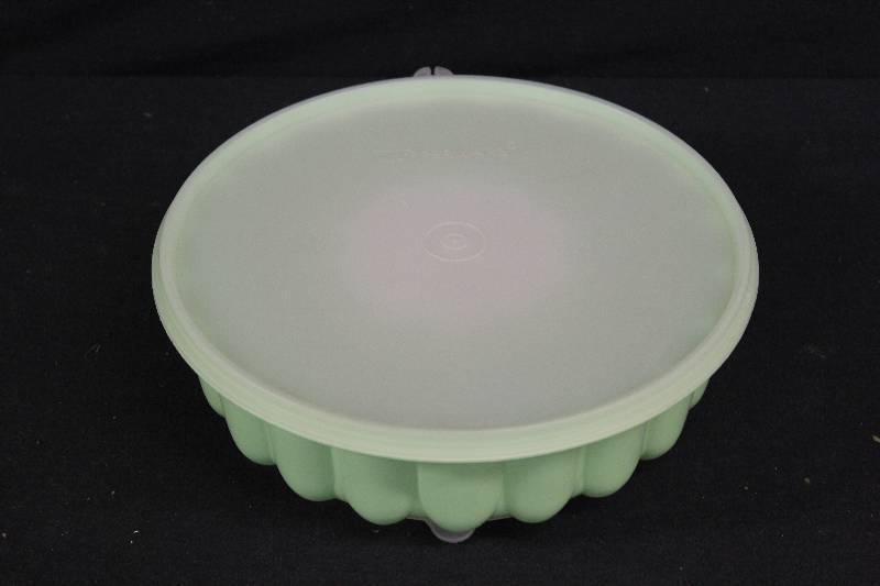 lot 179 image: Tupperware Bundt Mold
