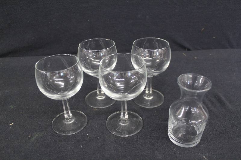 lot 183 image: Glasses