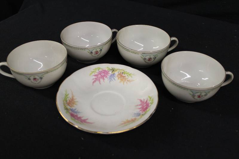 lot 189 image: Tea Cups and Plate