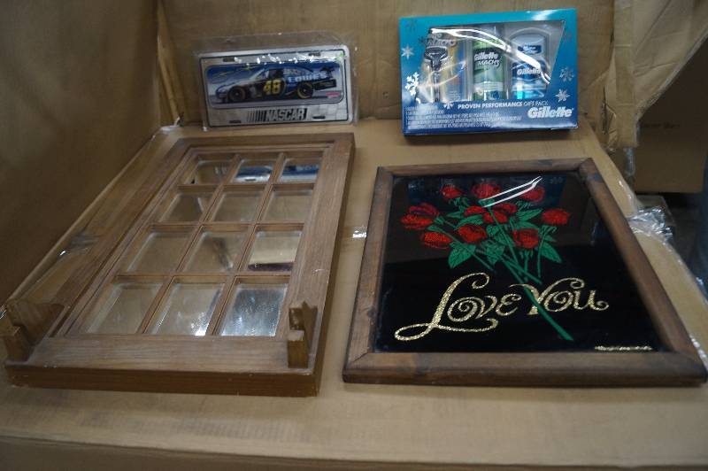 lot 15 image: Collectibles