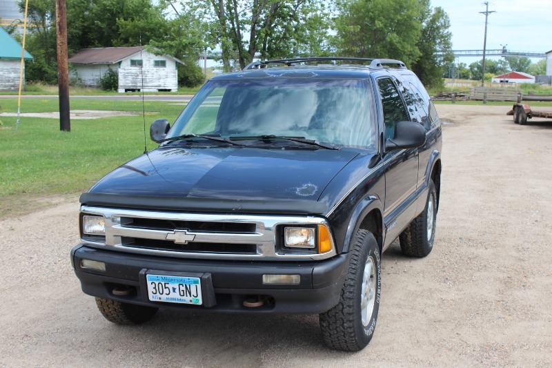 lot 1 image: 1997 Chevrolet Blazer LS 4x4