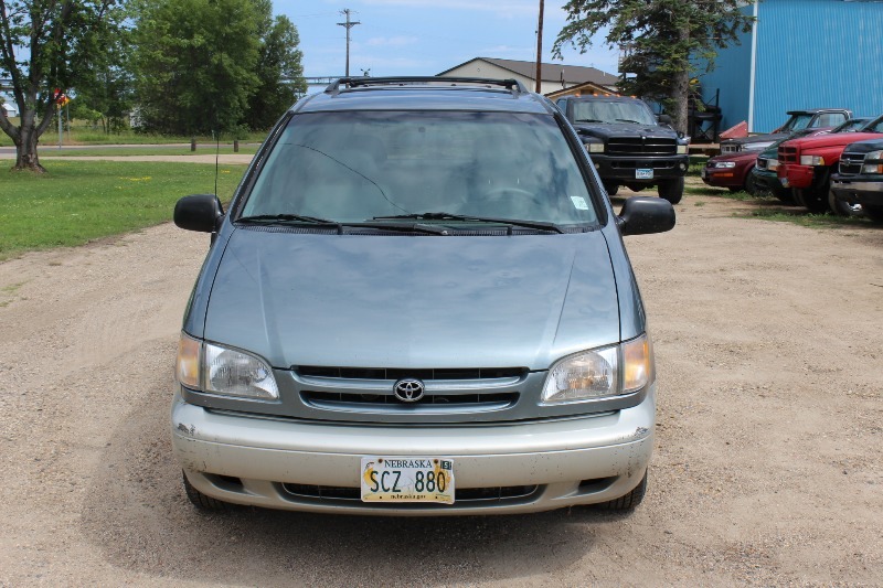 lot 2 image: 1999 Toyota Sienna