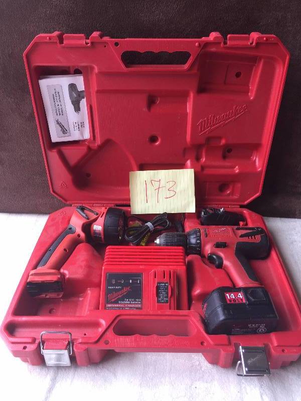 Milwaukee 14.4 V Drill and light set