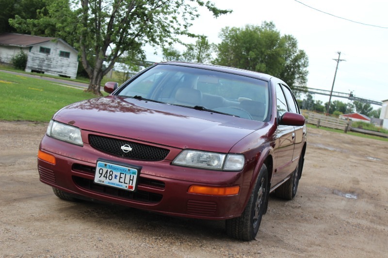 lot 1 image: 1995 Nissan Maxima GXE
