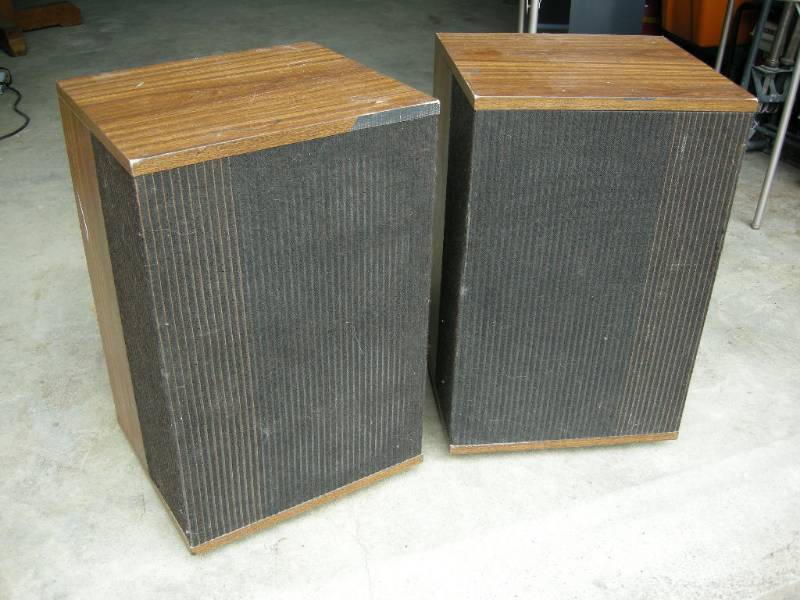 lot 5 image: Vintage Bose speakers