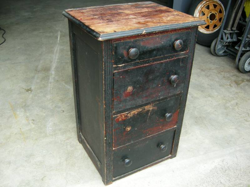 lot 8 image: Small antique dresser