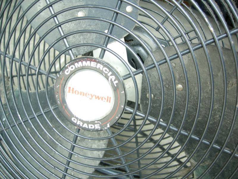 lot 17 image: Commercial grade fan