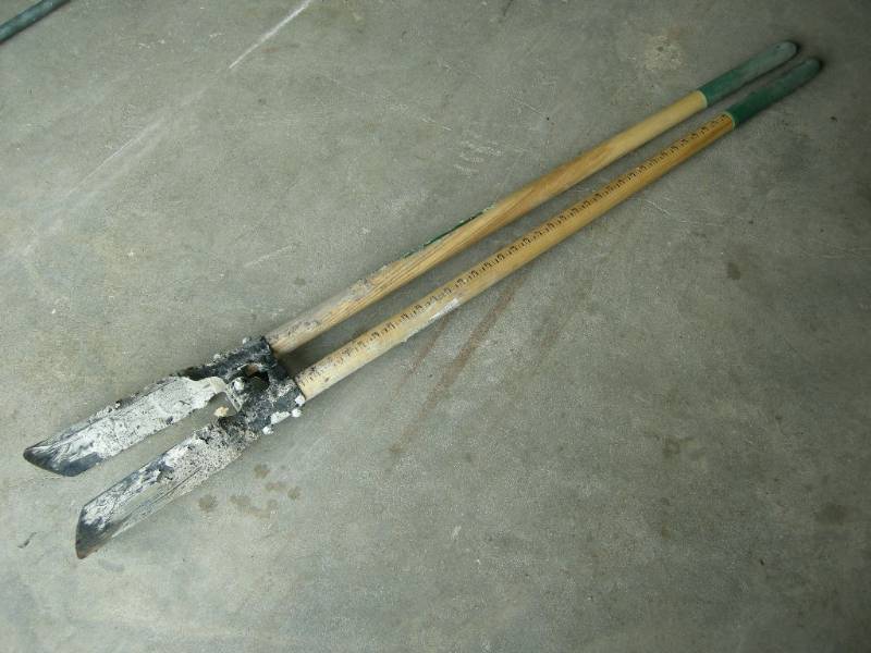 lot 20 image: Post hole digger