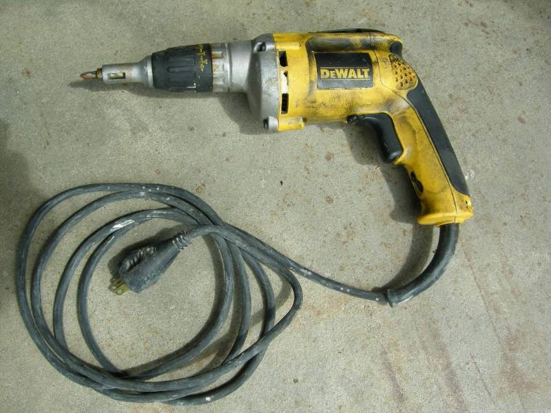 lot 25 image: Dewalt drywall gun
