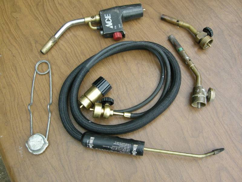 lot 32 image: Bernz-o-matic torch