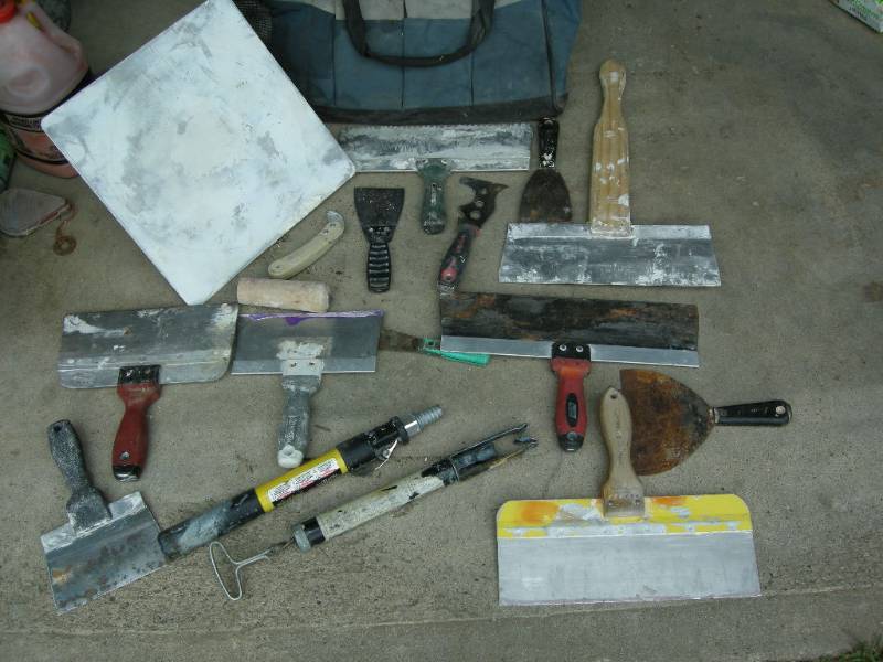 lot 63 image: Group tapingputty knives