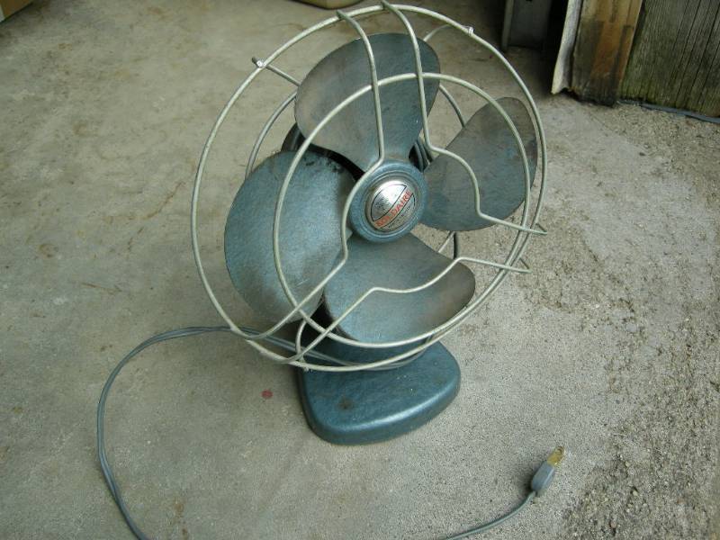 lot 74 image: Vintage fan