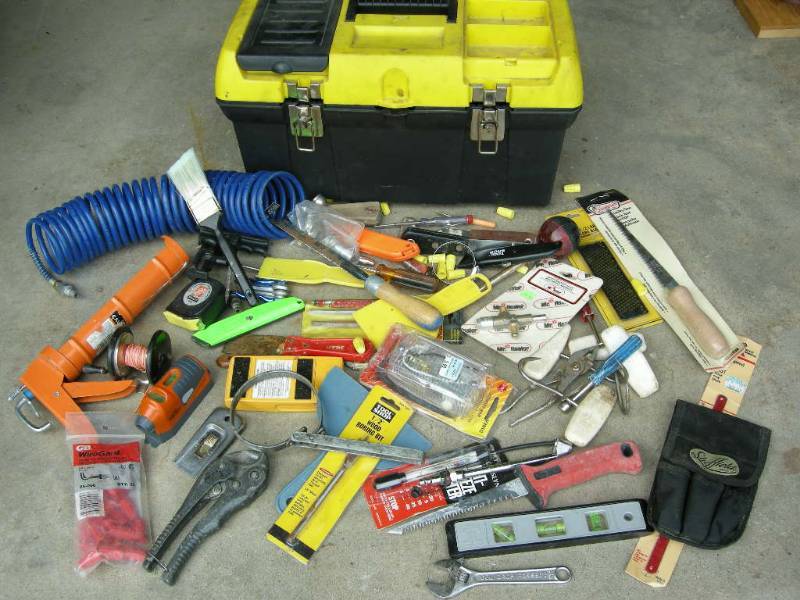 lot 75 image: Toolbox with tools