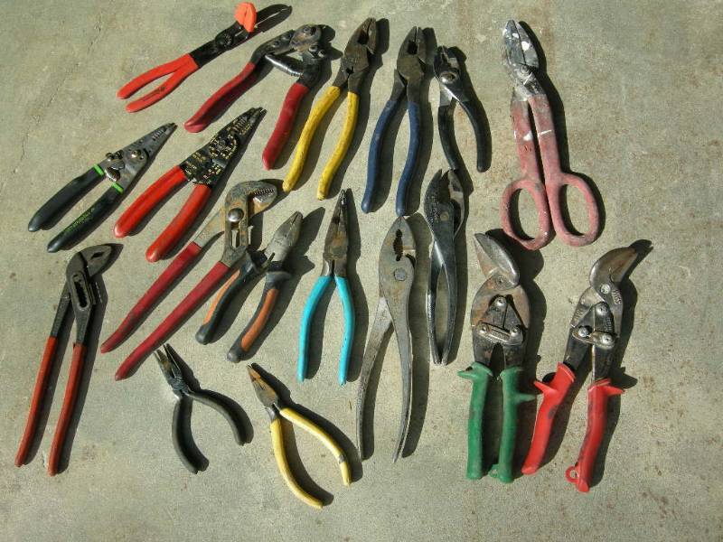 lot 78 image: Group metal cutterspliers