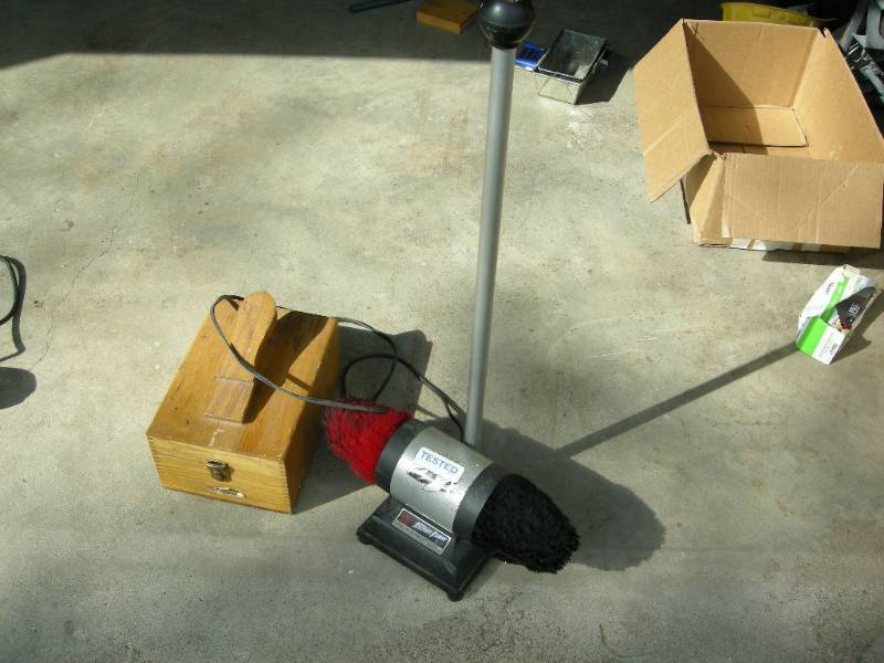 lot 81 image: Shoe shine kitbuffer