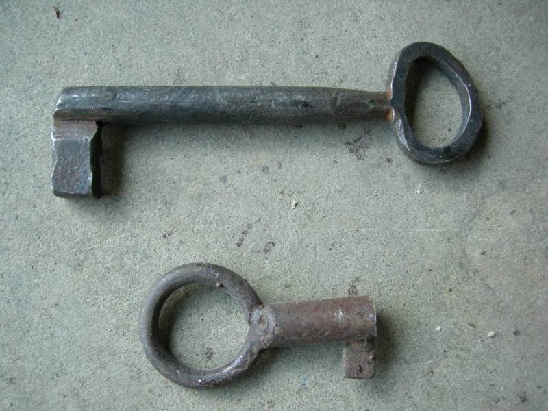 lot 84 image: Antique look keys