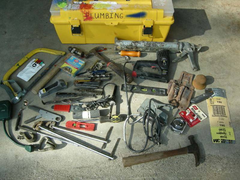 lot 85 image: Yellow toolbox and tools