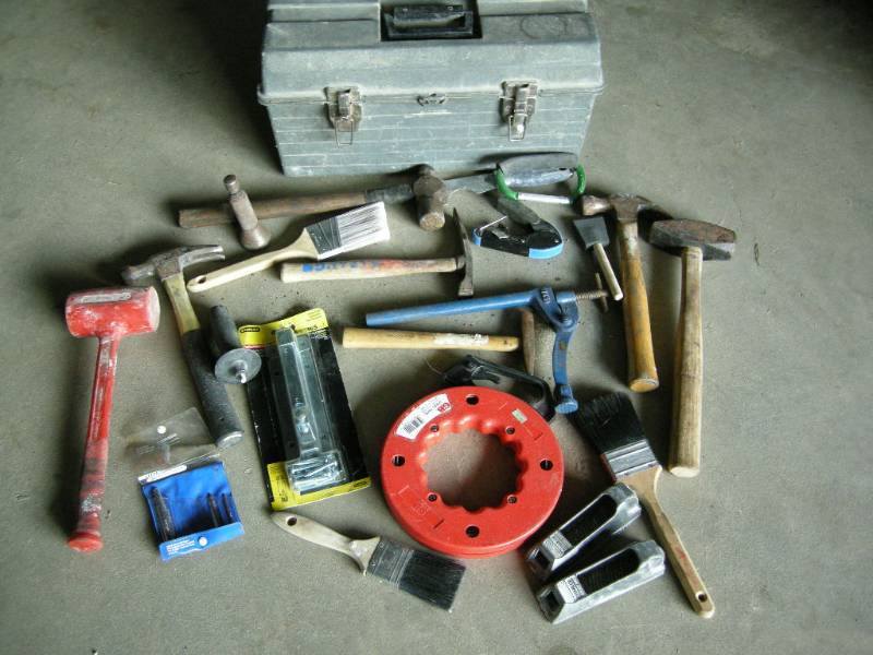 lot 87 image: Toolbox with tools