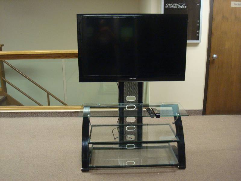 lot 1 image: Samsung 46 Flat Screen TV On A Stand, Works Fine