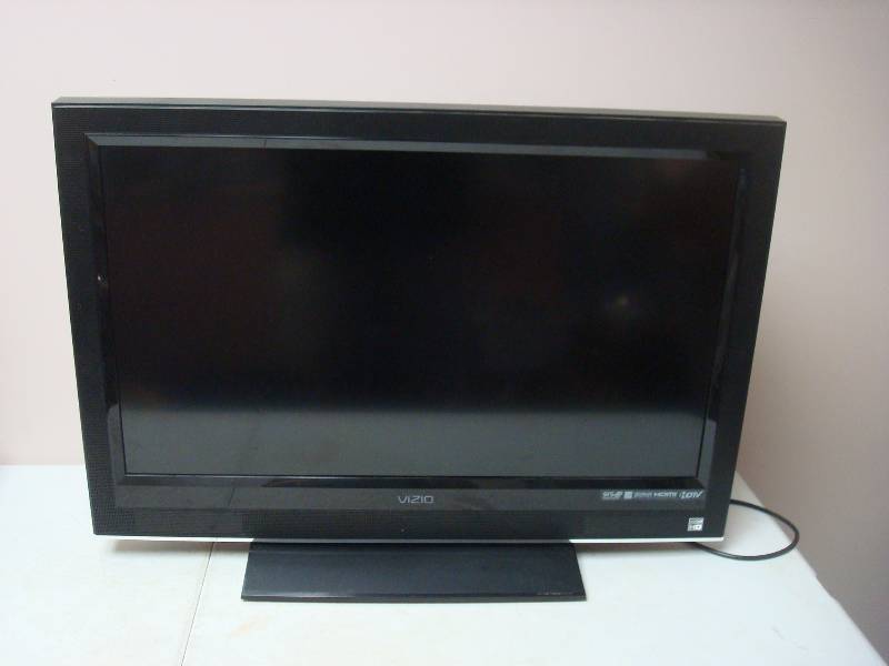 lot 2 image: Vizio 32 Flat Screen TV, Works Great