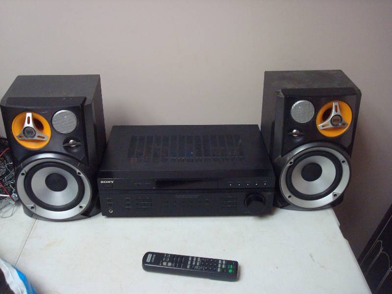 lot 4 image: Sony Stereo STR-DE197 Receiver Tuner With Remote, Works Good