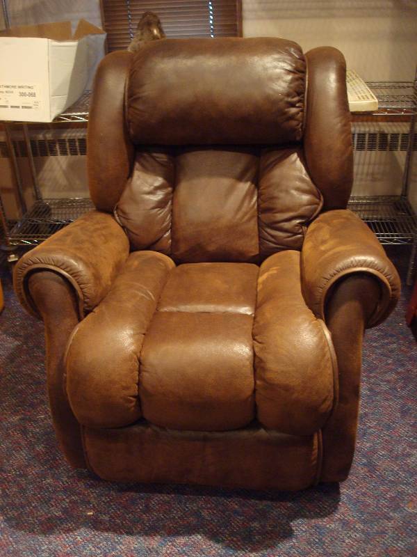 lot 6 image: Brown Faux Leather Recliner Chair, Good Condition