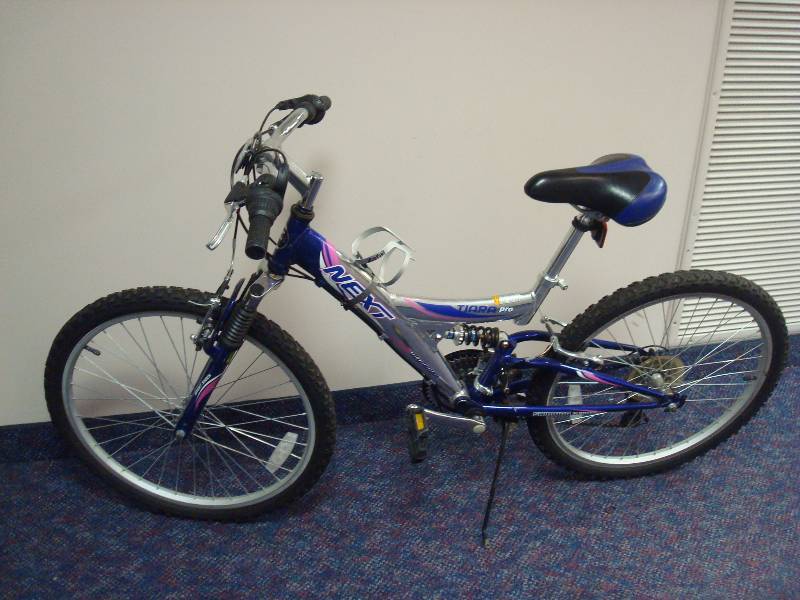 lot 30 image: Next Tiara Aluminum Multi Speed Bicycle, May Need Some Maintenance