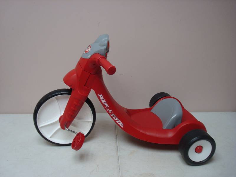 lot 33 image: Radio Flyer Plastic Big Wheel
