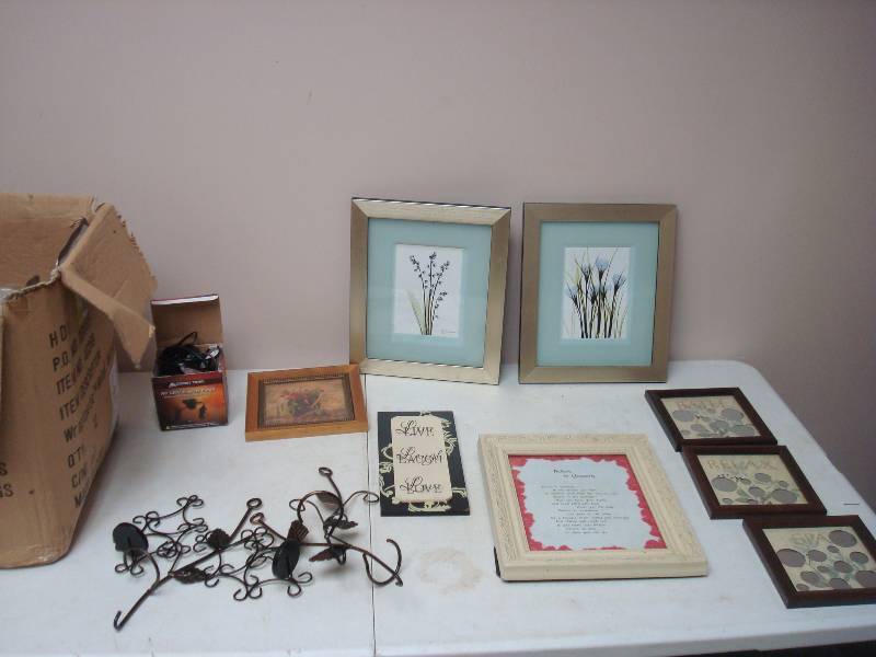 lot 46 image: Box Of Decor Items