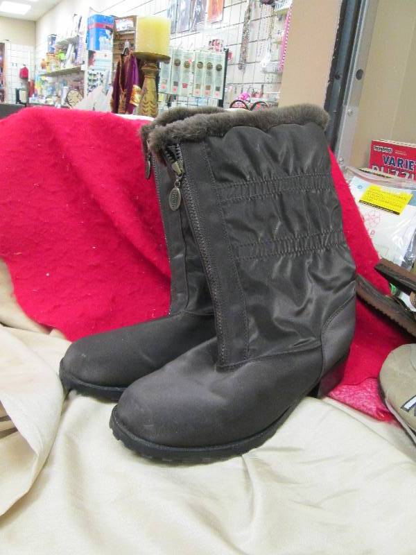 Ladies winter boots size 11 m...