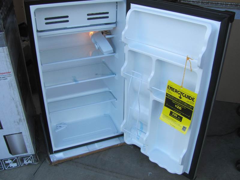 lot 4 image: Refrigerators