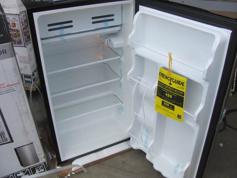 lot 5 image: Refrigerators