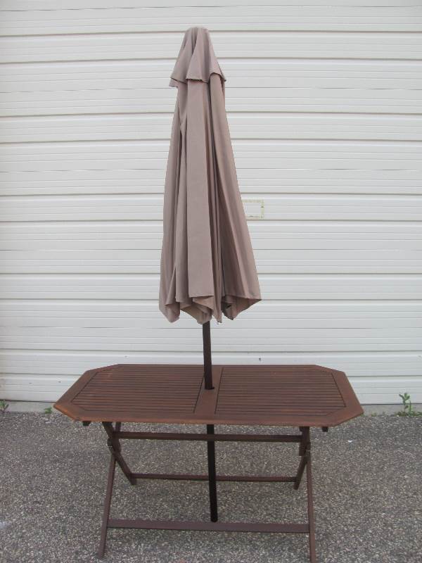 lot 7 image: Lawn, Garden & Patio