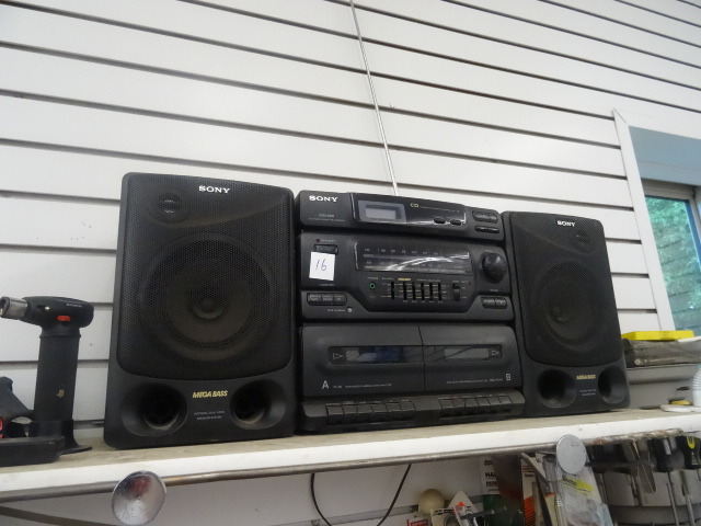 lot 16 image: Stereo