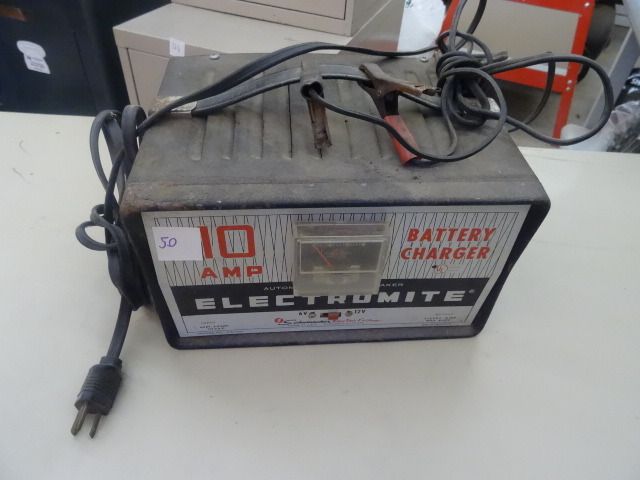 lot 50 image: Battery Charger