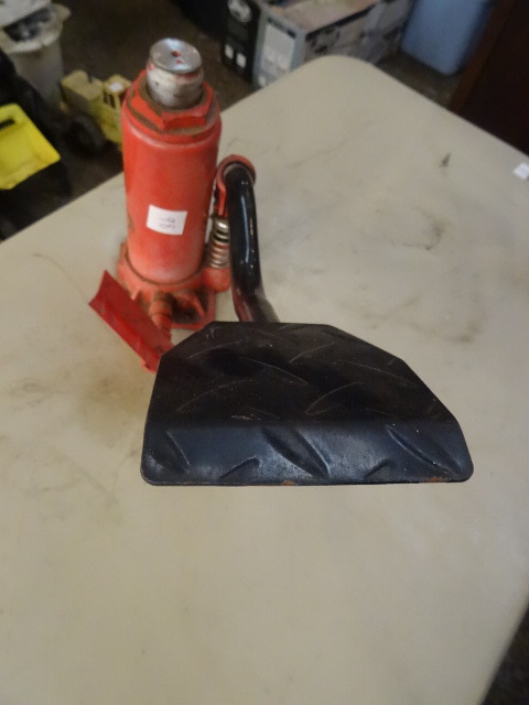 lot 98 image: Bottle Jack