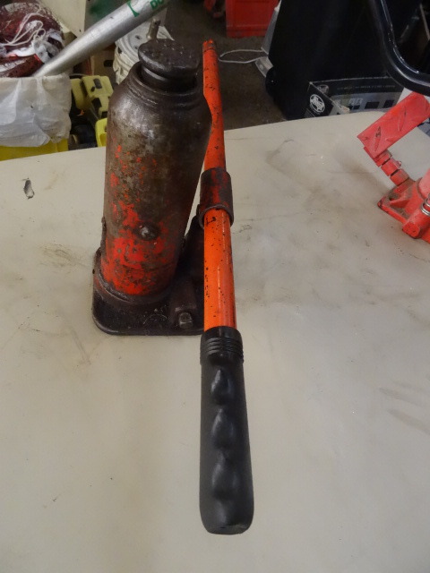 lot 99 image: Bottle Jack