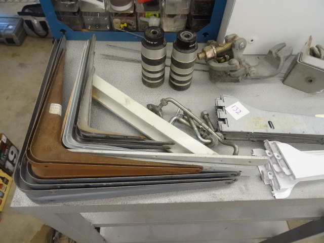 lot 132 image: Shelving Brackets