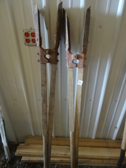 lot 205 image: Post Diggers