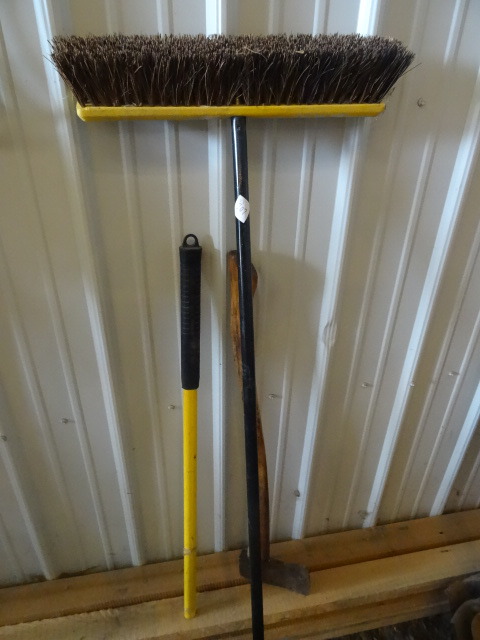 lot 207 image: Push Broom