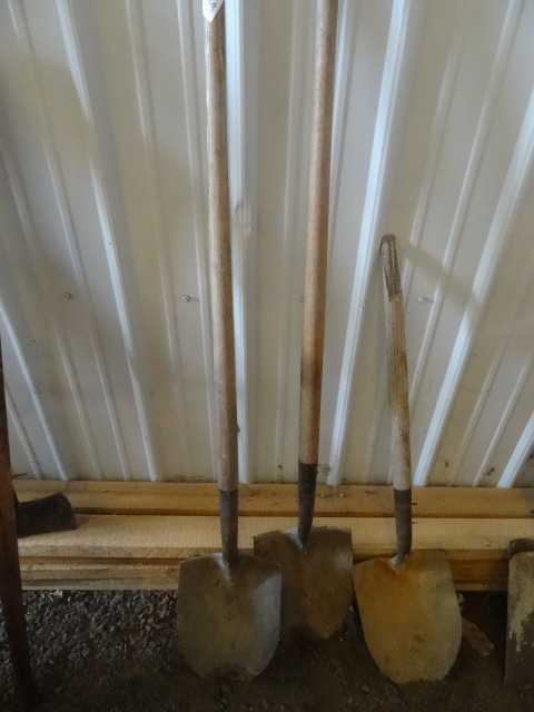 lot 209 image: Shovels