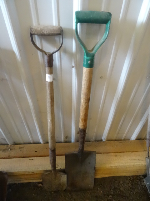 lot 211 image: Shovels